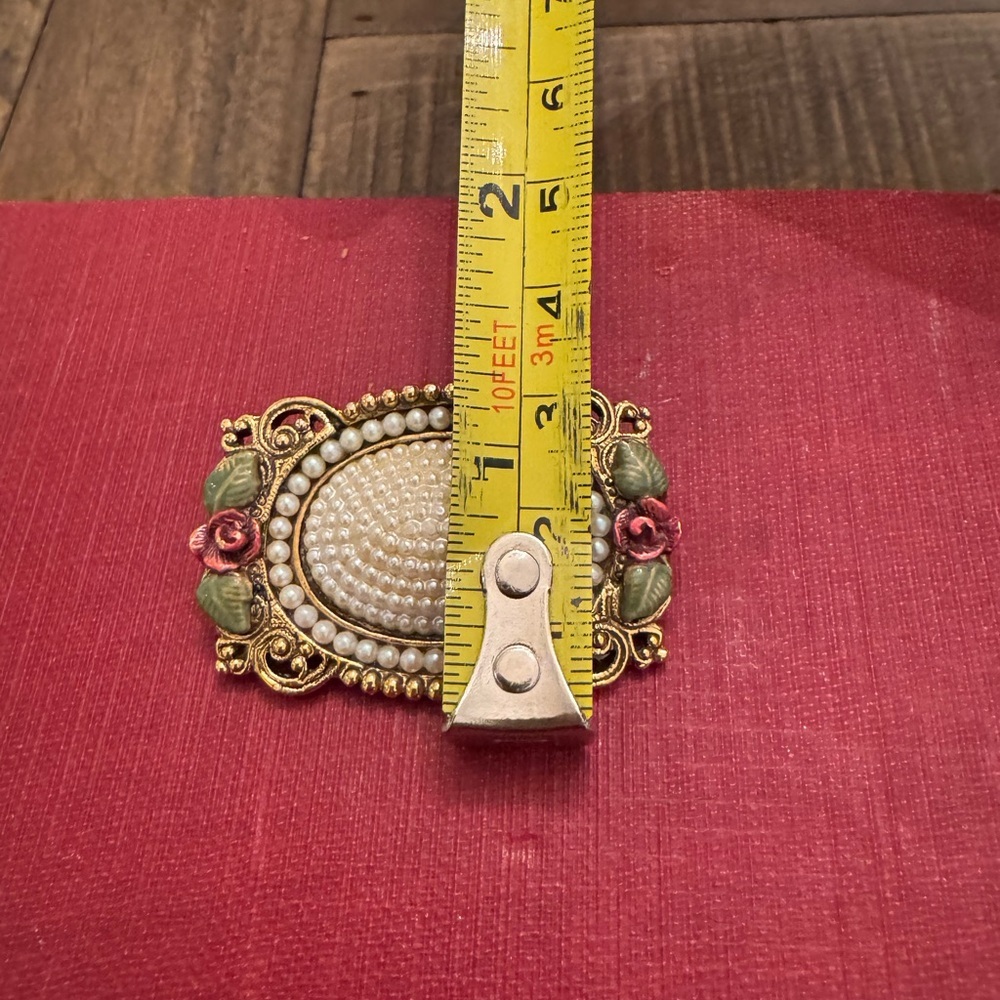 Vintage Faux Pearl Rose Detail Gold-Tone Filigree Brooch - Picture 10 of 10